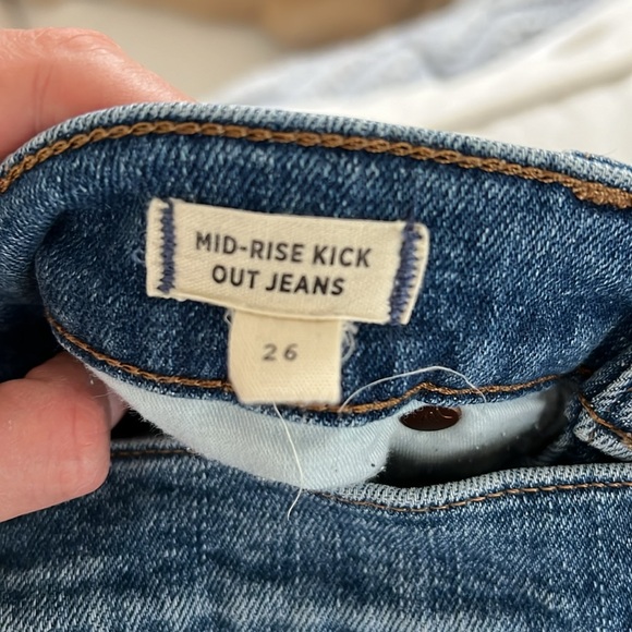 Madewell Kick Out Crop Jeans
Raw Hem Cherryville wash - Picture 5 of 5